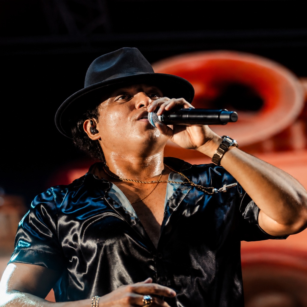 Cantor sertanejo de chapéu durante apresentação
